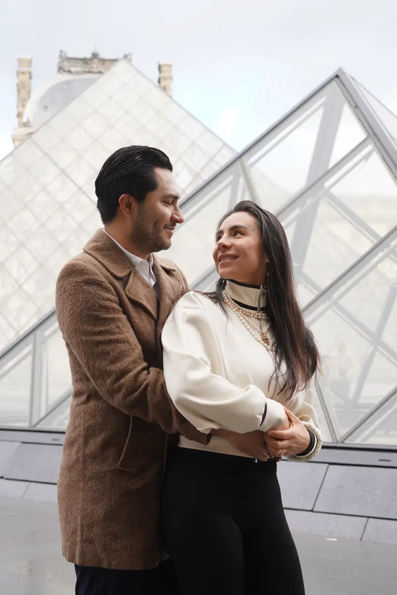 Alicia y Emmanuel frente a la pirámide del Louvre, en París